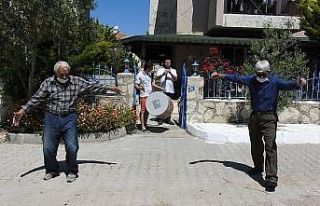 Zeybek de oynadılar, top da