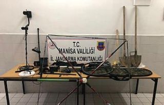 Zeytinlik alandaki kaçak kazıya suçüstü