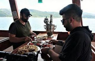 Denizi olmayan kentte teknede kahvaltı keyfi