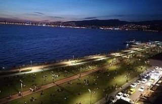 İzmirliler Kordon’a akın etti, kalabalık korkuttu