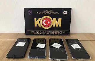 Kaçak cep telefonları ve nargile tütünü ele geçirildi