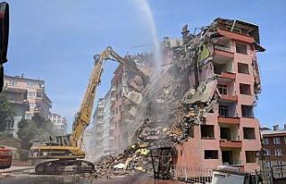 Kolonlarında çatlak tespit edilen 11 katlı bina...