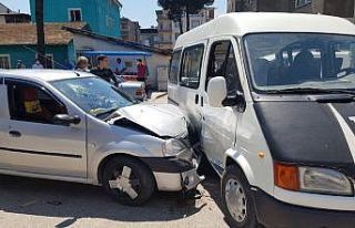 Otomobil minibüse çarptı: 1 yaralı