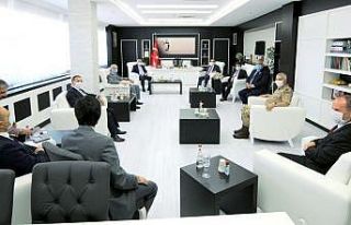 Rektör Prof. Dr. Cevdet Erdöl ile beraberindeki...