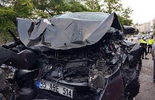 Samsun’da belediye otobüsü ile çarpışan otomobilin...