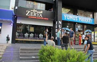 Vatandaşları 300 milyon lira dolandırmışlardı,...