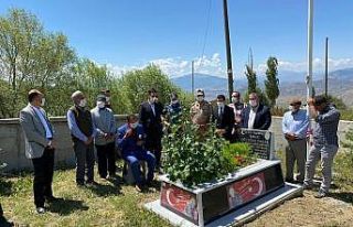 15 Temmuz şehidi Oğuzhan Yaşar mezarı başında...