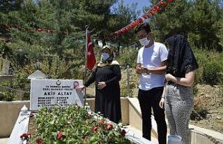 15 Temmuz şehidi polis memuru Akif Altay, kabri başında...
