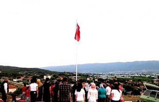 15 Temmuz şehitleri adına dev bayrak dikildi