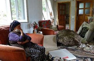 1 tonluk kaya yuvarlanıp eve isabet etti