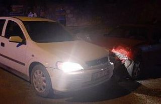 2 araç kafaya çarpıştı, korkudan bayılan kazazedenin...