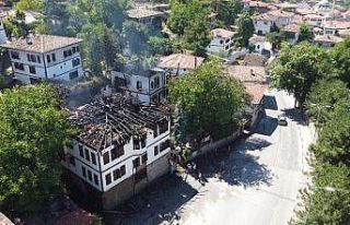 2 tarihi konaktan geriye iskeletleri kaldı