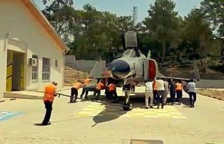 30 yıllık savaş uçağı vatandaşlar tarafından...