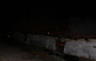 3 ahır ve 800 balya saman küle döndü