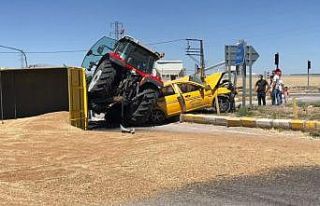 3 kişinin yaralandığı kazada, römorktan dökülen...