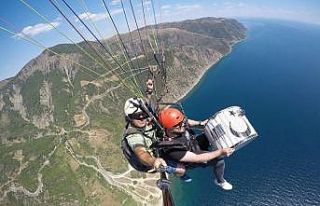 600 metrede paraşütte davul çaldı