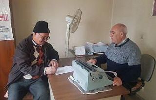 71 yaşındaki emekli zabıt katibi daktiloyla arzuhalcilik...