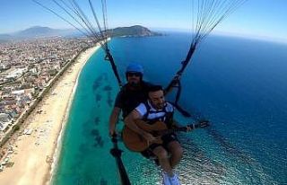 800 metre yükseklikte gitar çalıp şarkı söyledi