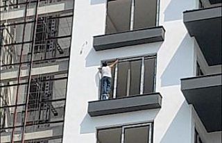 8. katta boya kovası üzerinde çalışan işçi...