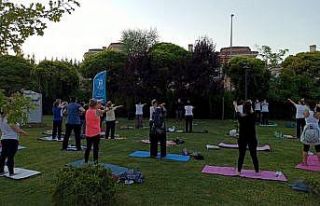 Açık havada yoga huzuru