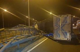Açılan damper bilgilendirme tabelasını devirdi
