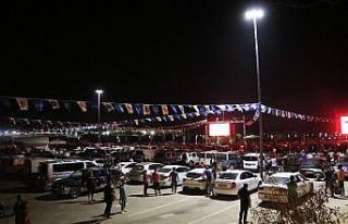 Adana Demirsporlu taraftarlar açık havada ve araçlarında...