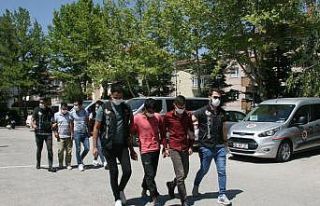 Adliyeye sevk edilen uyuşturucu zanlısı babasının...