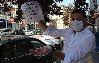 Ağaç dallarına astığı notlarda dikkat çekti