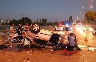 Ağaçlara çarpan otomobil yol ortasına devrildi:...