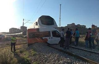 Akaryakıt yüklü tren minibüse çarptı: İki kişi...