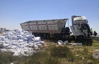 Aksaray’da yem yüklü tır devrildi: 1 yaralı