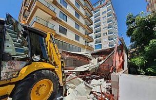 Alanya Belediyesi kaçak büroyu yıktı
