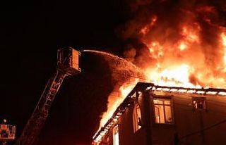 Alev alev yanan evden yaşlı çifti itfaiye ekipleri...