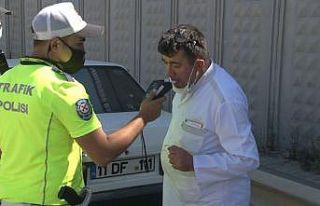 Alkolmetreye üfleyemeyen sürücüye polisten uygulamalı...