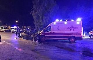 Ambulans ile otomobil çarpıştı: 1 ölü, 6 yaralı