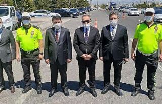 Ankara Valisi Şahin trafik denetiminde vatandaşlara...