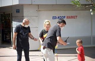 Annesinin sokak ortasında dövdüğü çocuğun imdadına...