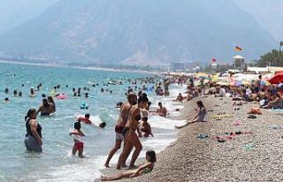 Antalya sahillerinde maskesiz, sosyal mesafesiz serinlik