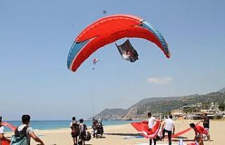 Antalya’da 15 Temmuz şehitleri gökyüzünde Türk...