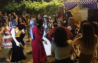 Antalya’da sokak ortasında sosyal mesafesiz ve...