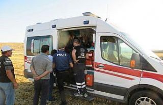 Araç içerisindeki yaralıyı tarım işçileri çıkardı
