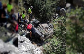 Araçta sıkışan sürücüyü itfaiye kurtardı