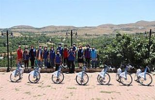 Arapgir’de bisikletli maske dağıtımı