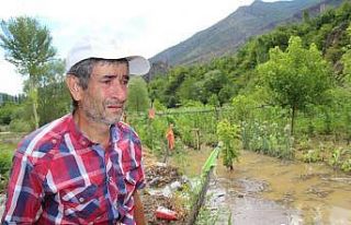 Arazisi sel suları altında kalınca gözyaşlarını...