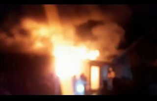 Ardahan’da korkutan yangın: 2 ev ile 1 ahır kül...