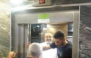 Asansörde mahsur kalan 5 kişiyi itfaiye ekipleri...