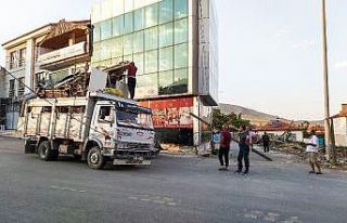 Aşırı yük taşıyan kamyonet telefon direğini...