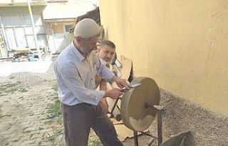 Asırlık bileme taşında bıçak biliyorlar