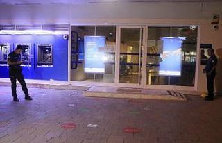 ATM kartını yutunca yetkiliye ulaşmak için bankanın...