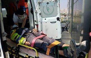 AVM inşaatında 4 metre yüksekten düşen işçi...